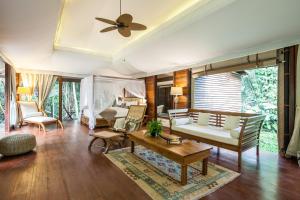 uma sala de estar com um sofá e uma mesa em Galalima Glamping em Tabanan