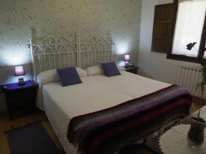 Postel nebo postele na pokoji v ubytování Hospedium Hostal Almanzor