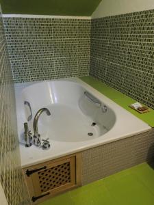 Koupelna v ubytování Hospedium Hostal Almanzor + 37 fotografií