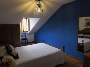 Postel nebo postele na pokoji v ubytování Hospedium Hostal Almanzor