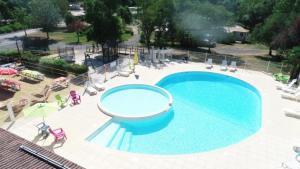 Bazén v ubytování Camping le Village de Florine nebo v jeho okolí