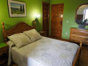 Postel nebo postele na pokoji v ubytování Hospedium Hostal Almanzor