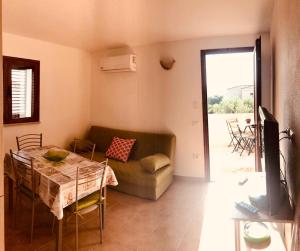 una sala de estar con un sofá y una mesa en Siniscola Casa vacanze Olmo, en Siniscola