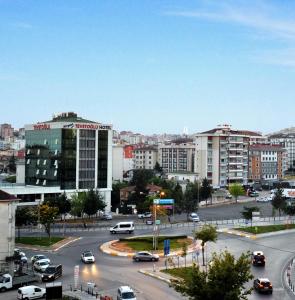 eine Stadt mit Autos auf einer Straße mit Gebäuden in der Unterkunft TEVETOGLU HOTEL in Istanbul