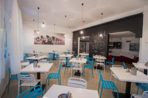 Reštaurácia alebo iné gastronomické zariadenie v ubytovaní Renegade Hotel