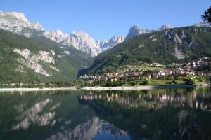 wioska nad brzegiem jeziora z górami w obiekcie Chalet Sogno di Fiaba w mieście Nembia