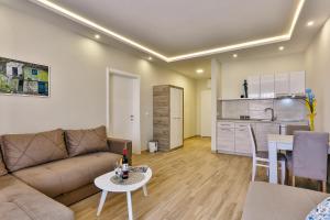 Apolon Apart的厨房或小厨房