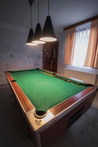 Biliardový stôl v ubytovaní Renegade Hotel