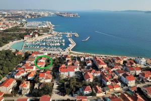 een luchtzicht op een haven met boten in het water bij Apartman Dana in Zadar