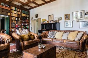 A seating area at Vintage Guest House - Casa do Escritor