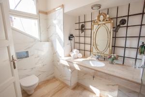 Koupelna v ubytování Little King Hotel U Malvaze