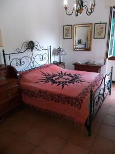 1 dormitorio con 1 cama con edredón rojo en Il giardino di Peo, en Bogliasco