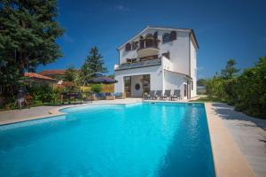 Bazén v ubytování Villa Andrija Family Dream with heated pool at the sea with beautiful garden, outside cinema and kids playground nebo v jeho okolí