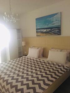 1 dormitorio con 1 cama grande y 2 almohadas blancas en Guesthouse Dubrovnik, en Dubrovnik
