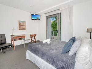 A bed or beds in a room at Privately owned Hotel Room by Cairns Marina 222
