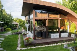 una casa con una gran puerta de cristal en un patio en Diplomat Club Hotel, en Chişinău