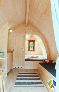 eine kleine Hütte mit einem Bett in der Mitte eines Zimmers in der Unterkunft Camping lago 3 comuni in Alesso