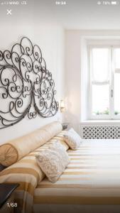 una camera da letto con un letto con una grande testiera di Il Tenore d'Oro Centralissimo a Parma