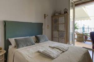 ナポリにあるCasetta Belvedereのベッドルーム1室(枕付)