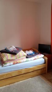 een slaapkamer met een bed met een laptop erop bij Hexenhaus am Waldesrand Wernigerode in Wernigerode