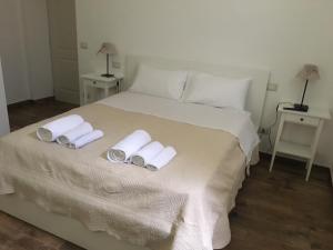 ein Schlafzimmer mit einem Bett mit zwei Handtüchern darauf in der Unterkunft L’Acerba B&B in Ascoli Piceno