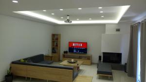 Телевизор и/или развлекательный центр в Heraklion Airport Family Lux Apartment