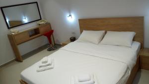 Кровать или кровати в номере Heraklion Airport Family Lux Apartment
