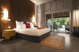 1 dormitorio con 1 cama grande y balcón en French Coco, en La Trinité