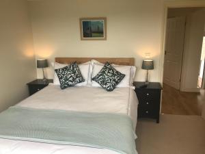 Tempat tidur dalam kamar di A secluded self contained Country Suite with a view - parking, easy access to Bath