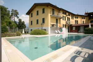a large swimming pool in front of a building at BELLAGIO SUN pool near lake free parking in Bellagio