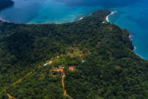 una vista aérea de una pequeña isla en el océano en Belo Monte Hotel and Museum, en Santo António
