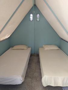 Camping Koula tesisinde bir odada yatak veya yataklar