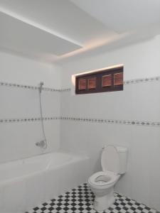 Vonios kambarys apgyvendinimo įstaigoje CocoPalm Villa near Beach - Mango room