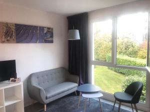 Posezení v ubytování Logis Latitude Ouest Hôtel Restaurant & Spa