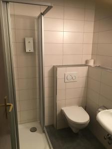 une salle de bains avec toilettes et lavabo dans l'établissement Hotel & Restaurant Mediterrane Küche, à Horn-Bad Meinberg 30 autres photos
