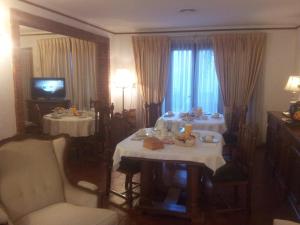 a dining room with a table and chairs and a television at 816 B&B in Mendoza