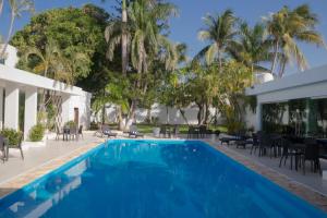 a swimming pool in a villa with palm trees at Nonna Mia in Campeche