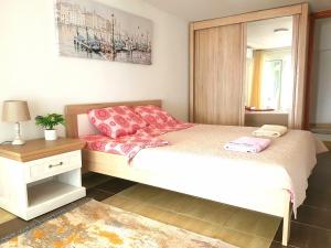 um quarto com uma cama, uma mesa e um espelho em Boka Apartments em Tivat