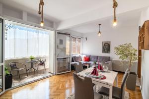 een eetkamer en een woonkamer met een tafel en stoelen bij Apartment DOLCE CASA in Varna
