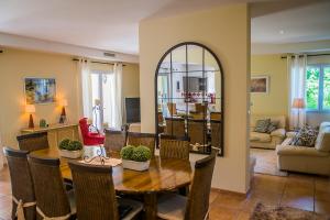 Χώρος καθιστικού στο Auberge De Garance - Villa Prestige 5 Étoiles & Table Gastronomique Étoilé