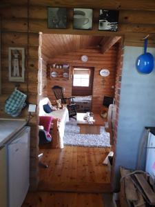 mit Blick auf ein Wohnzimmer in einem Blockhaus in der Unterkunft Velkuanmaa Lomamökki in Naantali