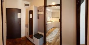 um quarto com um espelho e um corredor com uma cozinha em Apartment Emina em Travnik