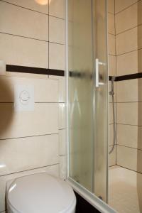 La salle de bains est pourvue d'une douche et de toilettes. dans l'établissement Apartments Tabain, à Mlini