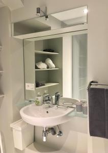 bagno con lavandino e specchio di Le Pré-Chet a Profondeville