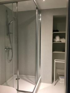 y baño con ducha y puerta de cristal. en Le Pré-Chet, en Profondeville