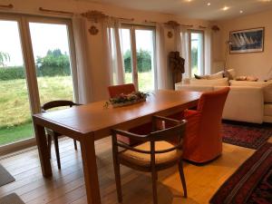 - un salon avec une table et des chaises en bois dans l'établissement Landhaus Sylvia, à Eupen