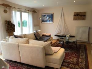 un soggiorno con un divano bianco e una vela di Landhaus Sylvia a Eupen