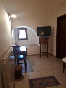 TV a/nebo společenská místnost v ubytování Masseria Cassiere