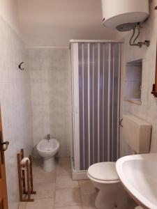 ein Bad mit einem WC, einem Waschbecken und einer Dusche in der Unterkunft Masseria Cassiere in Mottola