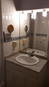 y baño con lavabo y espejo. en Montblanc Medieval, Ruta del Cister, Costa Dorada, en Montblanc